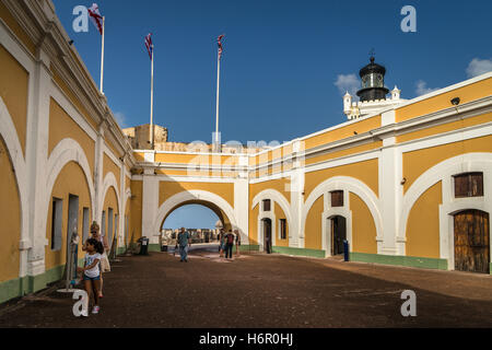Il cortile del Castillo San Felipe del Morro con il faro in background, nella vecchia San Juan (Portorico) Foto Stock