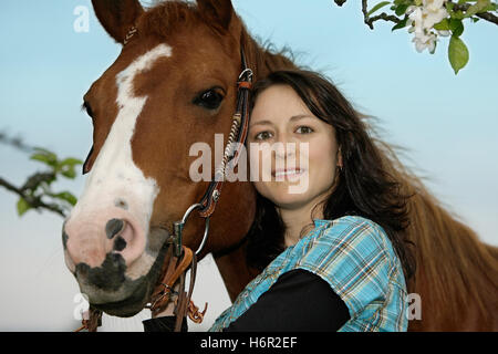 Donna con cavallo Foto Stock