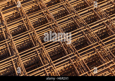 Costruzione astratta sfondo con impilati arrugginita rete di rinforzo, foto con messa a fuoco selettiva Foto Stock