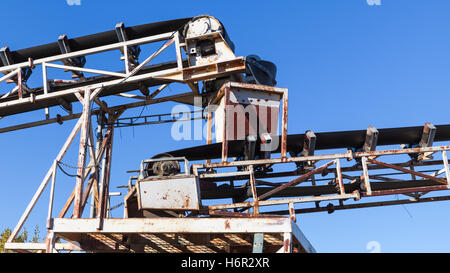 Industriali frammento transporter oltre il cielo blu sullo sfondo Foto Stock