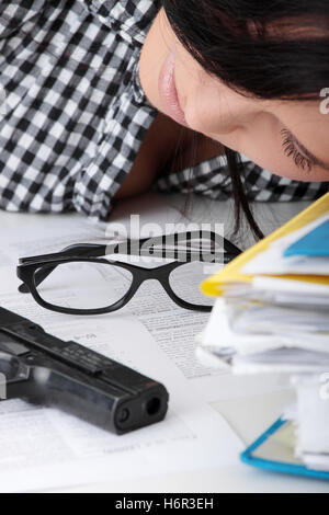 Gli esseri umani gli esseri umani persone persone folk Umano human essendo office donna donne scrivere scrisse la scrittura scrive desk esiste la vita Foto Stock