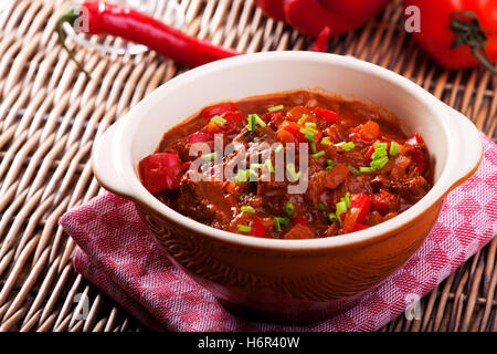 Gulasch ungherese in una ciotola Foto Stock