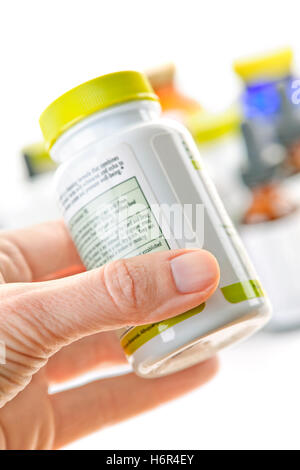 Mano bottiglia salute farmaci significa agente farmaco medicina remedy sostanza medicin etichetta di lettura possesso azienda chiudere alcuni diversi Foto Stock
