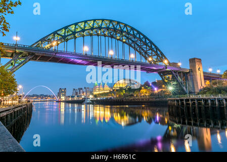 Fiume Tyne e Tyne Bridge di Newcastle-Upon-Tyne al crepuscolo Millennium bridge e salvia Arts Center sono anche visibili Foto Stock