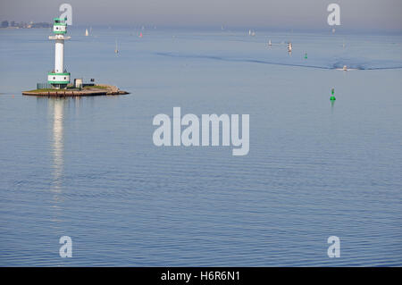 L'acqua del mar baltico di acqua salata oceano mare chiglia faro faro di navigazione verde acqua marittima del Mar Baltico di acqua salata oceano mare Foto Stock