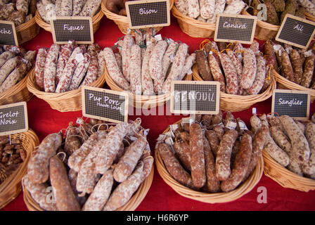 Presentazione degli animali mediterraneo acqua acqua salata oceano mare basket Francia salsiccia cibo tradizionale piatto unico essiccato salame Foto Stock