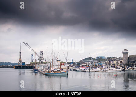 Dark rainclouds raccogliere su barche ormeggiate in porto Pendennis Marina in Falmouth, Cornwall. Foto Stock