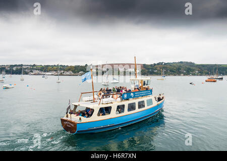 La St Mawes traghetto, duchessa di Cornovaglia porta i passeggeri attraverso il Carrick strade da Falmouth, Cornwall. Foto Stock
