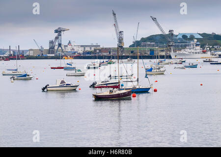 Barche ormeggiate sul fiume Fal con Falmouth Docks in background, Cornwall. Foto Stock