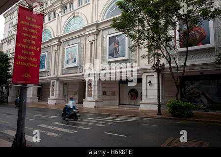 Vivace centro di Ho Chi Minh City, ex Saigon Vietnam durante la stagione delle piogge Foto Stock