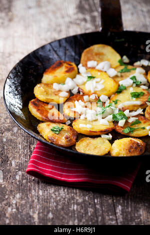 Patate fritte in una padella di ferro Foto Stock