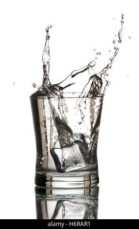 Vodka gin cubo di ghiaccio di acqua rinvio movimento movimento movimento calice di vetro tumbler bere liquidi bibs closeup isolato Foto Stock