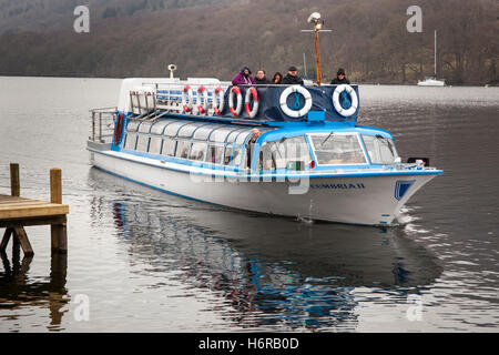 I turisti in Miss Cumbria II lancio, Lakeside, Lago di Windermere, Lake District, Cumbria, Inghilterra Foto Stock