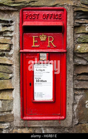 Casella postale montato a parete, lontano Sawrey, Lake District, Cumbria, Inghilterra Foto Stock