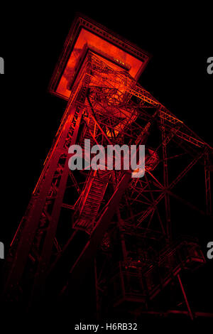 Colorato colorato splendida molteplici riccamente colorata crepuscolo di berlino torre della radio nella serata di illuminazione torre di illuminazione Foto Stock