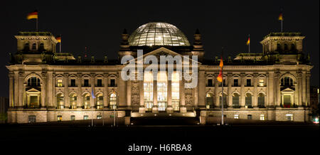 Notte di pietra notturno di Berlino Germania Repubblica federale tedesca il parlamento bandiera finestre scale di viaggio cultura monumento famoso Foto Stock