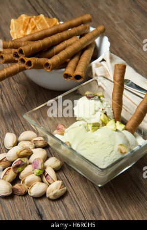 Chiudere blue macro close-up di ammissione macro vista ravvicinata dolci verdi freddo crema surgelati dado prodotto lattiero-caseari pistacchio di sapore convogliatore Foto Stock