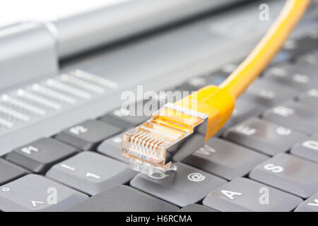 Il cavo di rete nella parte anteriore di una tastiera Foto Stock