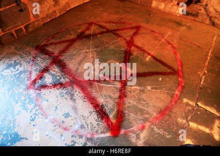 Hexagram altare sacrificale Black magic Stella di Davide ebreo e israeliano simbolo religioso a sei punte stella geometrica figura Foto Stock