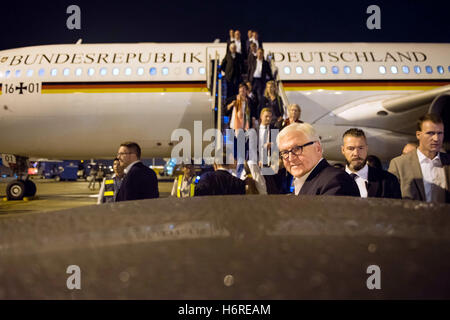 Hanoi, Vietnam. 31 ott 2016. Il Ministro tedesco dell'Esterno Frank-Walter Steinmeier esce il tedesco della Air Force Airbus A340 "Konrad Adenauer' all'Aeroporto di Hanoi, Vietnam, 31 ottobre 2016. Steinmeier visiti la Repubblica socialista del Vietnam durante la tre giorni di viaggio. Foto: GREGOR FISCHER/dpa/Alamy Live News Foto Stock