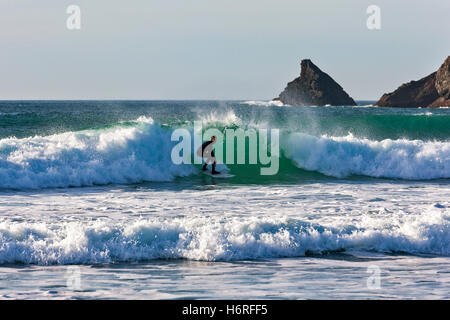 In una mite giornata autunnale, Costantino, Padstow, Cornwall, Inghilterra. Il 31 ottobre 2016. Cavalcare le onde, surfisti prendere pieno vantaggio in arrivo Spring Tide, molto mite, mare caldo temperature per il periodo dell'anno. Credito: Barry Bateman / Alamy Live News Foto Stock