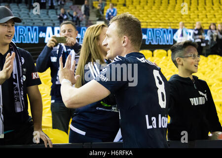 MELBOURNE, Australia - 31 ottobre: Melbourne vittoria avanti Besart Berisha #8 dopo la vittoria di Melbourne la vittoria in Hyundai un campionato, Round 4. Melbourne vittoria vs Wellington Pheonix. Foto: Dave Hewison Foto Stock