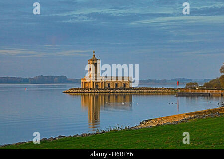 Normantan, UK. 31 ott 2016. Regno Unito: meteo autunno brillante tramonto sulla chiesa Normantan Rutland acqua. Tempo soleggiato seguita una tipica nebbia per iniziare la giornata Credito: WansfordPhoto/Alamy Live News Foto Stock