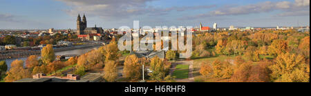 Magdeburg, Germania. 30 ott 2016. Vista da Albin Mueller viewpoint sul parco della città a Magdeburgo (Germania), 30 ottobre 2016. Foto: PETER GERCKE/dpa/Alamy Live News Foto Stock