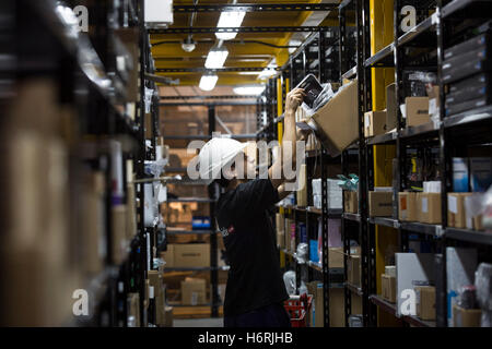 Buenos Aires, Argentina. 31 ott 2016. Un membro del personale lavora nel centro di distribuzione di un azienda di e-commerce in Tortuguitas, Argentina, il 31 ott. 2016. La Camera argentina di E-Commerce etichettati ott. 31 come Cyber lunedì a promuovere lo shopping online. © Martin Zabala/Xinhua/Alamy Live News Foto Stock