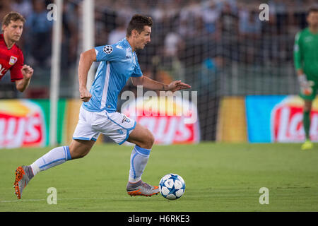 Roma, Italia. 18 Agosto, 2015. Roma è Miroslav KLOSE gioca la palla nello Stadio Olimpico di Roma, Italia, 18 agosto 2015. Bayer 04 Leverkusen dovrà affrontare la SS Lazio in UEFA Champions League qualifiche prima gamba corrisponde il 18 agosto 2015. Foto: MARIUS BECKER/dpa | in tutto il mondo di utilizzo/dpa/Alamy Live News Foto Stock