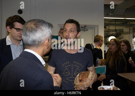 Walthamstow, UK. 1 Nov, 2016. Il sindaco di Londra, Sadiq Khan, trys alcuni barbabietole pane durante la sua visita al recentemente ristrutturato hotel Central Parade, in Walthamstow, che è parte di una più ampia la rigenerazione in borough in parte finanziato dal Municipio Credito: Keith Larby/Alamy Live News Foto Stock