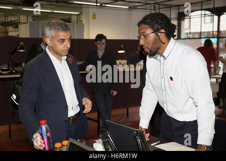 Walthamstow, UK. 1 Nov, 2016. Il sindaco di Londra, Sadiq Khan, soddisfatte le aziende locali presso il recentemente rinnovato parata centrale, in Walthamstow, che è parte di una più ampia la rigenerazione in borough in parte finanziato dal Municipio Credito: Keith Larby/Alamy Live News Foto Stock