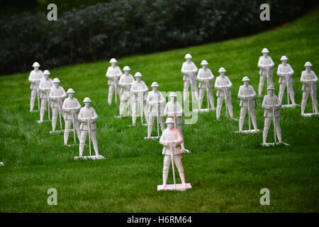 Canary Wharf, Londra, Regno Unito. 1 novembre 2016. Perso gli eserciti. Dedicato al non dimenticato l'associazione. Ricordo Art Trail, Canary Wharf. Artista Mark Humphrey. Credito: Matteo Chattle/Alamy Live News Foto Stock