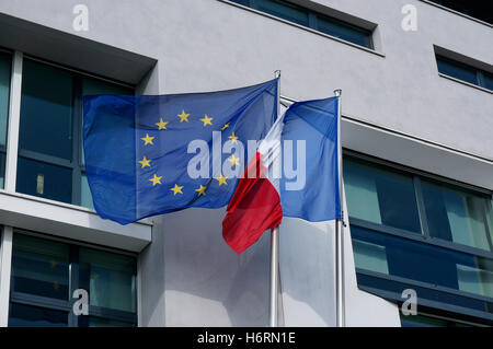 Berlino, Germania. 28 Feb, 2015. An der Fassade der Französischen Botschaft am Pariser Platz in Berlin-Mitte wehen eine französische Flagge und eine Flagge der Europäischen Union, aufgenommen am 28.02.2015. Foto: /Steinach - ACHTUNG ! KEINE BILDFUNKVERWENDUNG - | in tutto il mondo di utilizzo © dpa/Alamy Live News Foto Stock