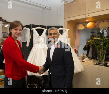 Walthamstow, UK. 1 Nov, 2016. Il sindaco di Londra, Sadiq Khan, incontrato Paula Moore di versare l'Amour presso il recentemente rinnovato parata centrale, in Walthamstow, che è parte di una più ampia la rigenerazione in borough in parte finanziato dal Municipio Credito: Keith Larby/Alamy Live News Foto Stock