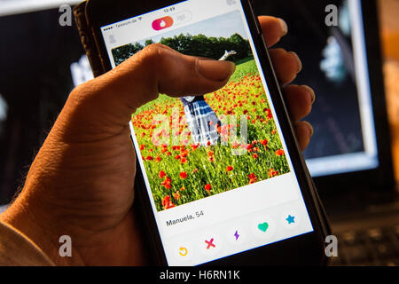 Berlino, Germania. 1 Nov, 2016. Illustrazione - Un uomo guarda al suo smart phone, utilizzando l'applicazione di dating Tinder a Berlino (Germania), 1 novembre 2016. Un sondaggio online ha rivelato la "Gioventù parola slang dell'anno" per essere "Tindergarten' per essere il superiore. Esso si distingue per la raccolta del dating online contatti. La decisione sarà abbattuto il 18 novembre 2016. Foto: Paolo Zinken/dpa/Alamy Live News Foto Stock