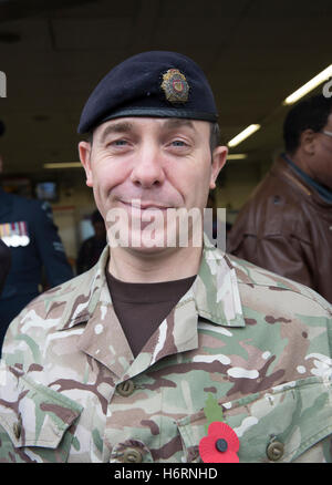 Leyton, Regno Unito. 1 Nov, 2016. Esercito - WO1 Damien Marsden, HQ LONDON District assistere al lancio di Londra il giorno di papavero in Leytons Foto Stock