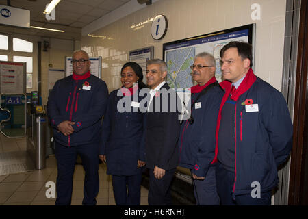 Leyton, Regno Unito. 1 Nov, 2016. Sindaco di Londra, Sadiq Khan, pone con TFL personale come egli lancia a Londra il giorno di papavero in Leyton Credito: Keith Larby/Alamy Live News Foto Stock