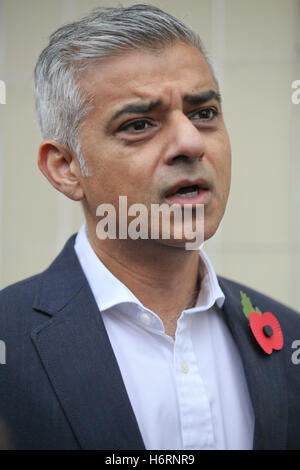 Leyton La stazione della metropolitana di Londra, Regno Unito. 1 Nov, 2016. Il sindaco di Londra Sadiq Khan incontra il personale delle forze armate britanniche papaveri di vendita a Leyton Stazione della Metropolitana per contribuire ad aumentare la consapevolezza del Royal BritishLegion londinese di giorno di papavero. Credito: Dinendra Haria/Alamy Live News Foto Stock