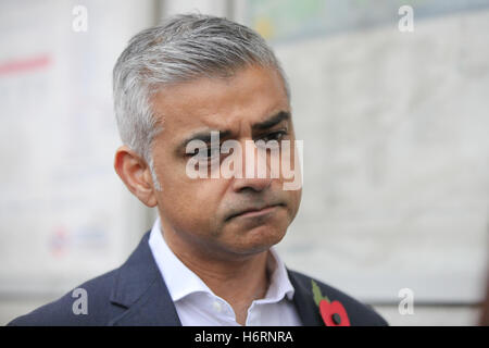 Leyton La stazione della metropolitana di Londra, Regno Unito. 1 Nov, 2016. Il sindaco di Londra Sadiq Khan incontra il personale delle forze armate britanniche papaveri di vendita a Leyton Stazione della Metropolitana per contribuire ad aumentare la consapevolezza del Royal BritishLegion londinese di giorno di papavero. Credito: Dinendra Haria/Alamy Live News Foto Stock