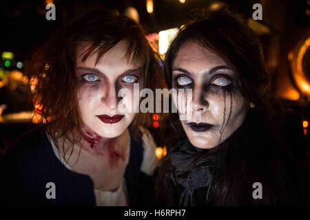 Edinburgh, Regno Unito. 1 Nov, 2016. Samhain - Halloween festival di Edimburgo in Scozia.dietro le quinte di tutto il giorno di una delle tribù, i riti e la notte di marzo. Credito: David Tesinsky/ZUMA filo/Alamy Live News Foto Stock