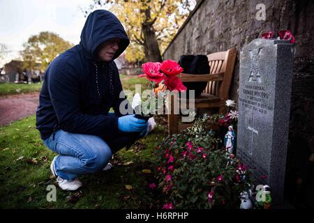 Edinburgh, Regno Unito. 1 Nov, 2016. Il giorno dei morti. Uomo che è venuto a dare i fiori a suo figlio che è morto come un soldato. Periferia di Edimburgo. Credito: David Tesinsky/ZUMA filo/Alamy Live News Foto Stock