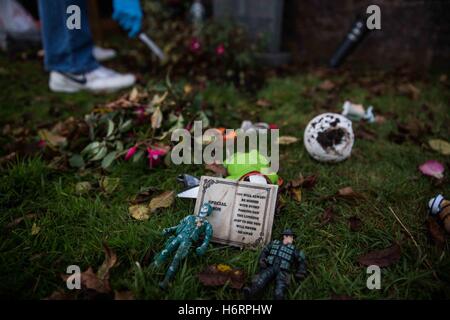 Edinburgh, Regno Unito. 1 Nov, 2016. Il giorno dei morti. Uomo che è venuto a dare i fiori a suo figlio che è morto come un soldato. Periferia di Edimburgo. Credito: David Tesinsky/ZUMA filo/Alamy Live News Foto Stock