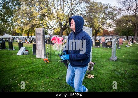 Edinburgh, Regno Unito. 1 Nov, 2016. Il giorno dei morti. Uomo che è venuto a dare i fiori a suo figlio che è morto come un soldato. Periferia di Edimburgo. Credito: David Tesinsky/ZUMA filo/Alamy Live News Foto Stock