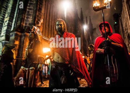 Edinburgh, Regno Unito. 1 Nov, 2016. Samhain marzo nel centro di Edimburgo.samhain - Halloween festival di Edimburgo in Scozia.dietro le quinte di tutto il giorno di una delle tribù, i riti e la notte di marzo. Credito: David Tesinsky/ZUMA filo/Alamy Live News Foto Stock