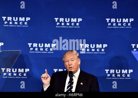 King of Prussia, Pennsylvania, USA. 1 Nov, 2016. Candidato presidenziale repubblicano Donald Trump offre un discorso sottolineando la sua politica sanitaria in occasione di un evento con il Vice-candidato presidenziale Mike Pence ed ex candidato Ben Carson, in King of Prussia, PA., nei sobborghi di Philadelphia, il 1 novembre 2016 Credit: Bastiaan Slabbers/ZUMA filo/Alamy Live News Foto Stock