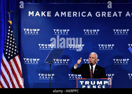 King of Prussia, Pennsylvania, USA. 1 Nov, 2016. MIKE PENCE, Vice-candidato presidenziale del partito repubblicano offre una politica sanitaria discorso in occasione di un evento con il candidato presidenziale repubblicano Donald Trump e ex candidato Ben Carson, in King of Prussia, PA., nei sobborghi di Philadelphia, il 1 novembre 2016 Credit: Bastiaan Slabbers/ZUMA filo/Alamy Live News Foto Stock