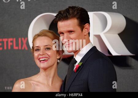 Londra, Regno Unito. 01 Nov, 2016. Matt Smith e Claire Foy arriva sul tappeto rosso per il Global Premiere della corona sul 01/11/2016 a l'Odeon Leicester Square, Londra. Credito: Julie Edwards/Alamy Live News Foto Stock