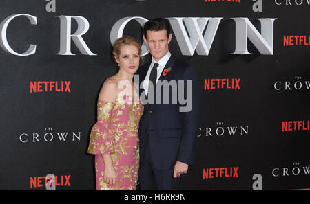 Londra, UK, UK. 1 Nov, 2016. Matt Smith e Claire Foy frequentare la prima mondiale di "La Corona" di Odeon Leciester Square. Credito: Ferdaus Shamim/ZUMA filo/Alamy Live News Foto Stock