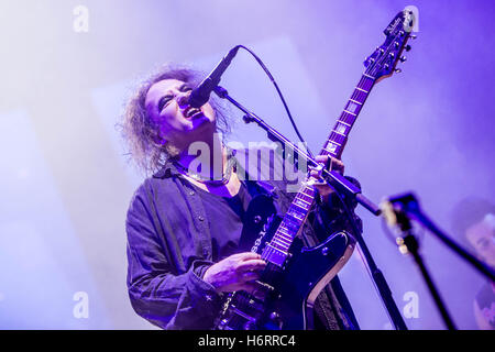 Milano, Italia. 1 Novembre, 2016. English rock band la cura esegue live al Mediolanum Forum di Milano, Italia, il 01 novembre 2016 Credit: Mairo Cinquetti/Alamy Live News Foto Stock